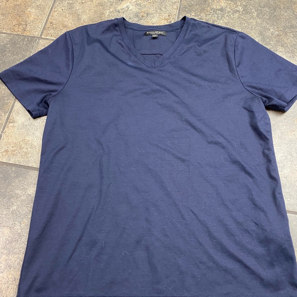 Banana Republic Navy VNeck Tee Size Medium - Picture 2 of 3
